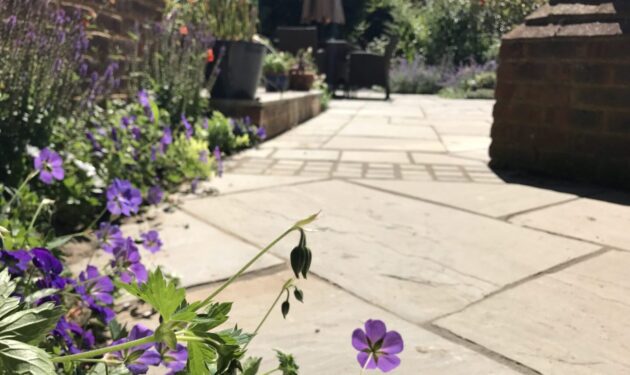 Side path with planting