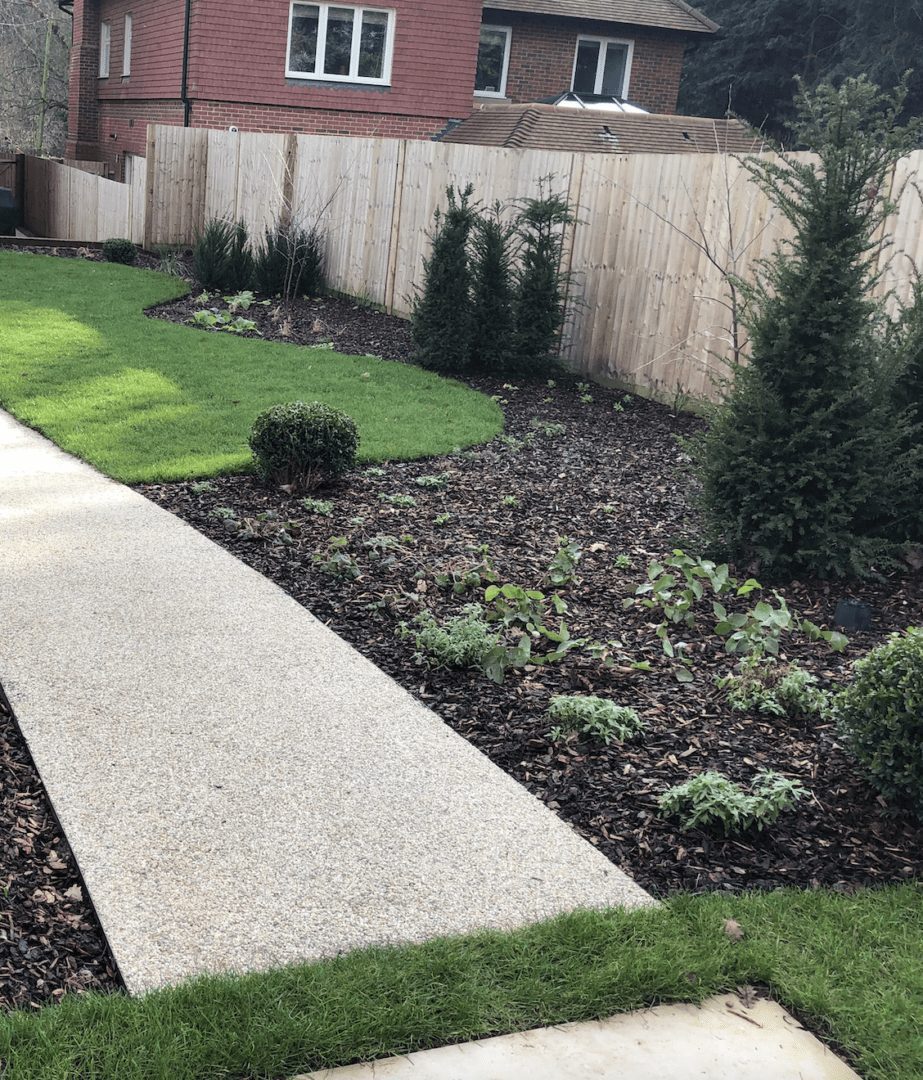 Mulching flowerbeds Mulching flowerbeds