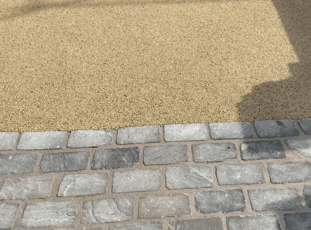 Grey sandstone setts with resin bound Grey sandstone setts with resin bound